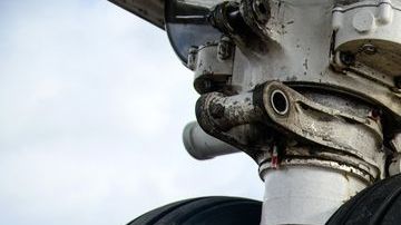 Esta fotografía de archivo muestra la parte inferior de un avión comercial.