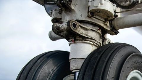 Esta fotografía de archivo muestra la parte inferior de un avión comercial.