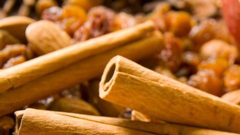 La infusión de manzana y canela es un poderoso líquido antioxidante, que fortalece el sistema inmunológico y promueve una mejor absorción de los nutrientes.