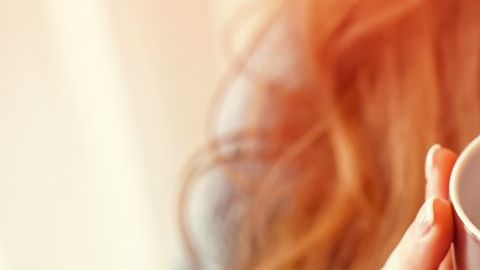 El aceite esencial de mejorana actúa como un tónico eficaz contra el dolor, normalmente causado por jaquecas, migrañas, molestias musculares y reumatismos.