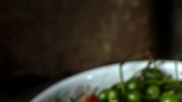 Acompaña esta deliciosa sopa de fideo con tostadas o tortillas de maíz, aguacate, queso y crema es un manjar. También puedes añadir tu carne favorita y obtendrás una comida completa.