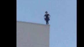 La mujer se lanzó al vacío de un edificio de 7 pisos.