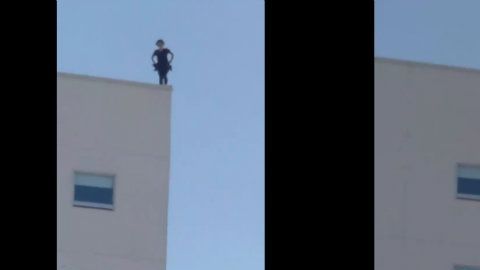La mujer se lanzó al vacío de un edificio de 7 pisos.
