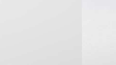 Sale completa y absolutamente desnuda en la playa