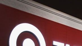 El hombre pidió ayuda a empleados de Target para vaciar la memoria de su celular.