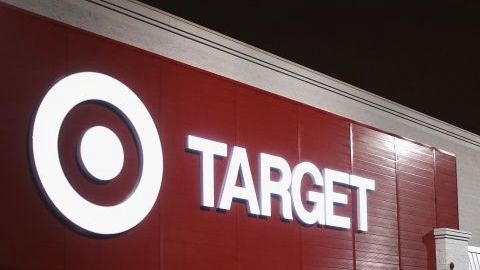El hombre pidió ayuda a empleados de Target para vaciar la memoria de su celular.