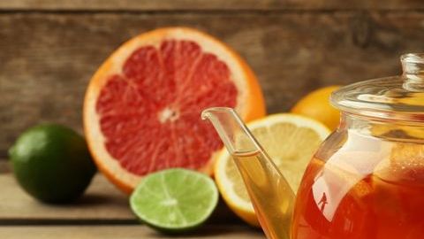 A la vez el consumo de cítricos esta altamente relacionado debido a su efecto para retardar el envejecimiento e incrementan la producción de colágeno.