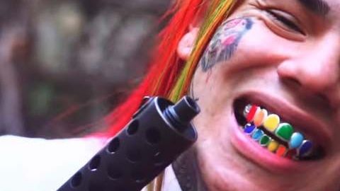 Tekashi 6ix9ine es conocido por su “look” extravagante y sus tatuajes.