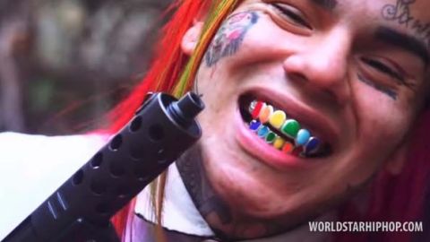 Tekashi 6ix9ine es conocido por su “look” extravagante y sus tatuajes.