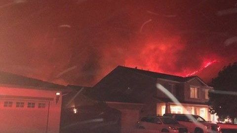 Imágenes publicada por CalFire del incendio Tenaja en Murrieta, California.
