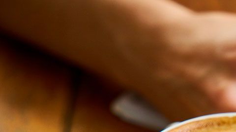 Pocos trabajos te pagan tan bien por relajarte y tomar una taza de café.