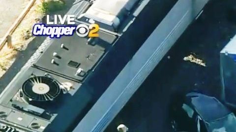 El auto quedó a la derecha de la imagen