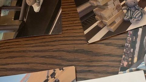 El peluche se dio la gran vida mientras esperaba a su dueño.