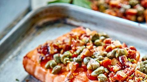 El consumo de salmón promueve la absorción de vitaminas como C y E, que ayudan a la regeneración celular de piel, músculos y cabello.