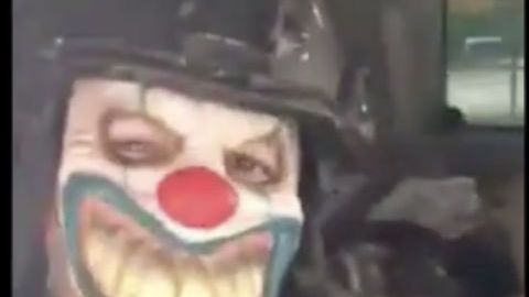 VIDEO: Sicarios del CJNG se exhiben con máscaras de payaso a unas millas de la frontera con EEUU