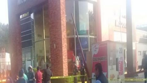 VIDEO Sicarios entraron as a matar a sujeto dentro de un McDonalds en Mexico