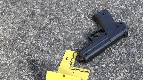 La vida del hijo herido no corre peligro.