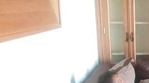 Su mujer le insulta llamándole gordo holgazán y él decide cambiar su aspecto.