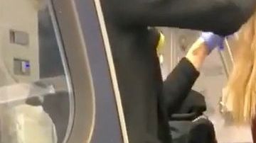 Un pasajero borracho le vomitó en el cabello.