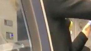 Un pasajero borracho le vomitó en el cabello.