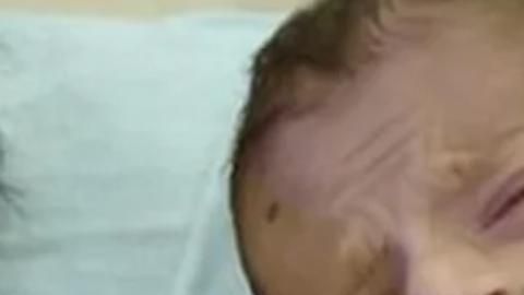 Una bebé es enterrada viva.