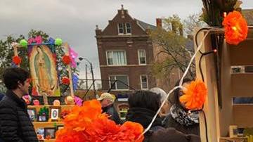 Altares de muertos en el tradicional festival anual en el Museo Nacional de Arte Mexicano en Chicago.