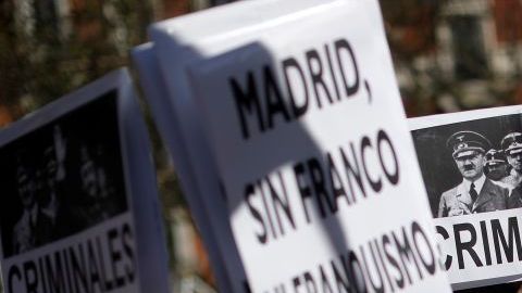 Exhuman los restos de Francisco Franco del Valle de los Caídos.