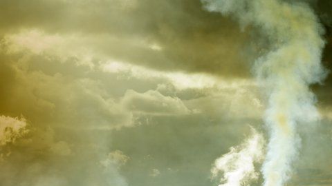Los gases producidos por algunas industrias contribuyen a la formación de lluvia ácida.