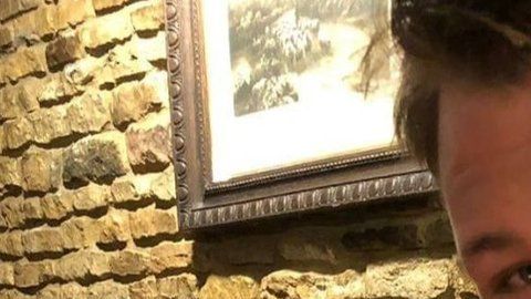 Harry Dunn murió en un hospital tras ser golpeado en su motocicleta por un auto que transitaba por el lado equivocado de la carretera, según la policía.