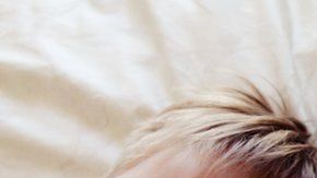 Es importante que los niños aprendan a sonarse la nariz para limpiar las vías respiratorias.