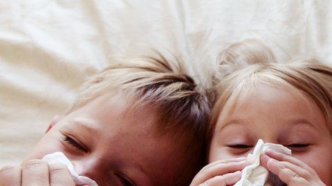 Es importante que los niños aprendan a sonarse la nariz para limpiar las vías respiratorias.