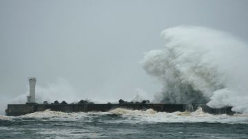 El tifón generó grandes olas cuando mientras se aproximaba a la costa.