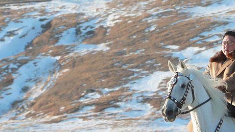 Kim Jong-un monta un caballo blanco en el monte Paektu cubierto de nieve,