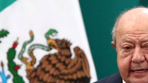 Carlos Romero Deschamps renunció este miércoles a su cargo como líder del sindicato de trabajadores petroleros de México. (Foto de marzo de 2018).