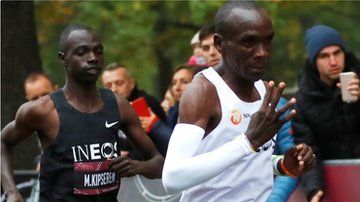 Eliud Kipchoge y Brigid Kosgei superaron récords mundiales.