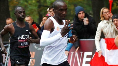 Eliud Kipchoge y Brigid Kosgei superaron récords mundiales.