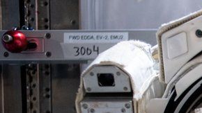 Las astronautas Christina Koch y Jessica Meir hicieron la histórica caminata espacial el viernes. (NASA)