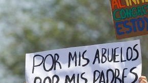 En Chile, las manifestaciones no cesaron a pesar de la decisión del gobierno de suspender el alza del pasaje del metro.