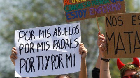 En Chile, las manifestaciones no cesaron a pesar de la decisión del gobierno de suspender el alza del pasaje del metro.
