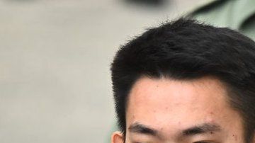 Chan es acusado de haber estrangulado a su novia, antes de meterla en una maleta rosada,