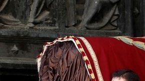 Los restos de Franco fueron sacados de la basílica por algunos de sus descendientes.