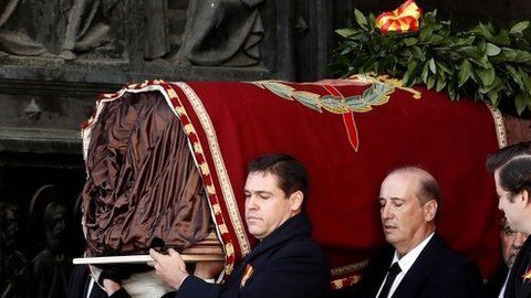 Los restos de Franco fueron sacados de la basílica por algunos de sus descendientes.