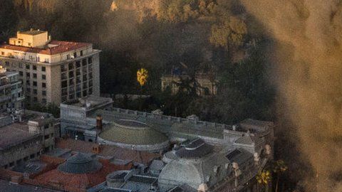 Un gran incendio en el centro de Chile opacó el día de protestas.