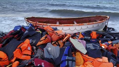 Muchos han perecido en su intento de llegar a algún país europeo, cruzando el Mediterráneo.