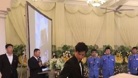 El novio cumplió con la promesa que le hizo al amor de su vida.