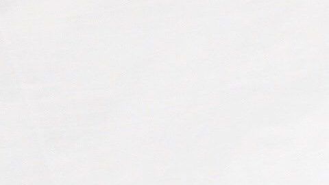 Niños de la caravana de migrantes juegan en refugio.