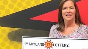 Pamela Wendland con su premio de lotería.