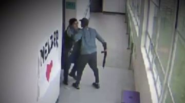 Luego de desarmar al estudiante, el entrenador lo consoló y abrazó hasta que llegó la policía.