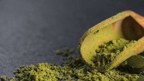 La espirulina es un súper poderoso antioxidante con grandes propiedades antiinflamatorias, fortalece al sistema inmunitario y mejora considerablemente el funcionamiento de todo el organismo