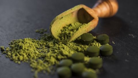 La espirulina es un súper poderoso antioxidante con grandes propiedades antiinflamatorias, fortalece al sistema inmunitario y mejora considerablemente el funcionamiento de todo el organismo